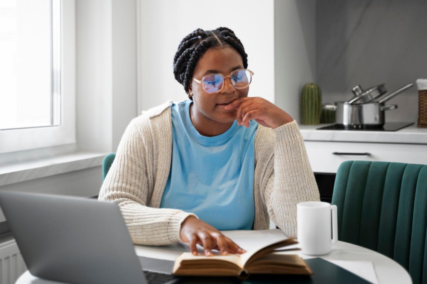 Estudiantes trabajando en análisis financiero durante sesión práctica