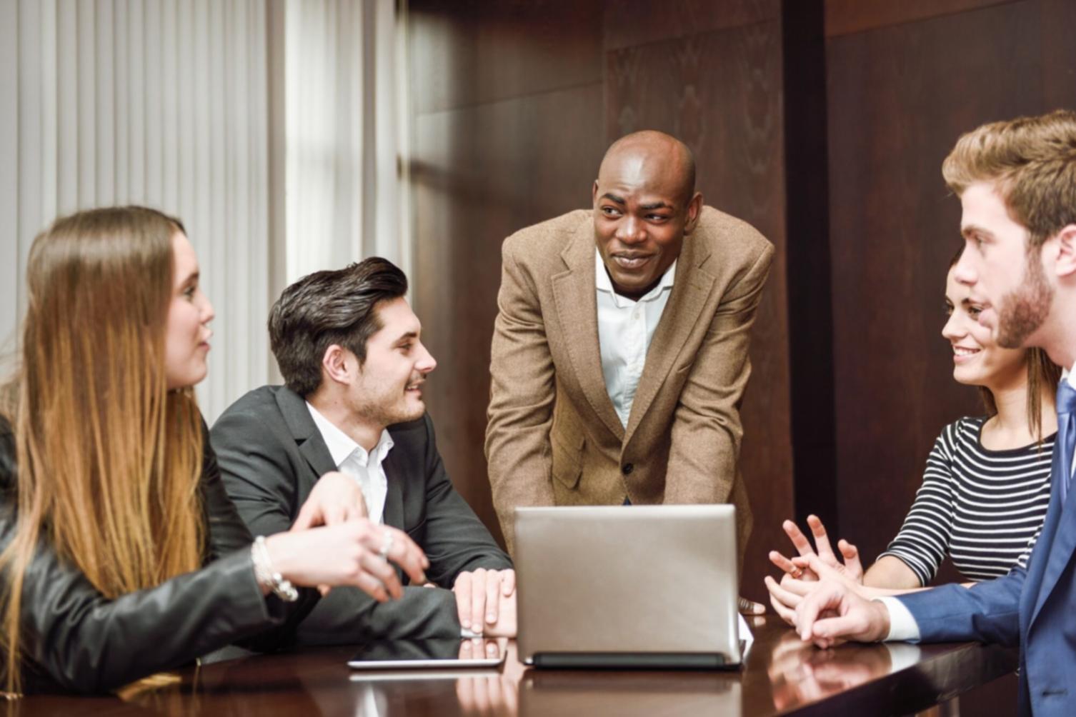 Equipo profesional de eluvanorqist trabajando en herramientas financieras avanzadas