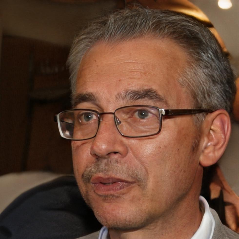 Retrato profesional de mentor especializado en análisis financiero